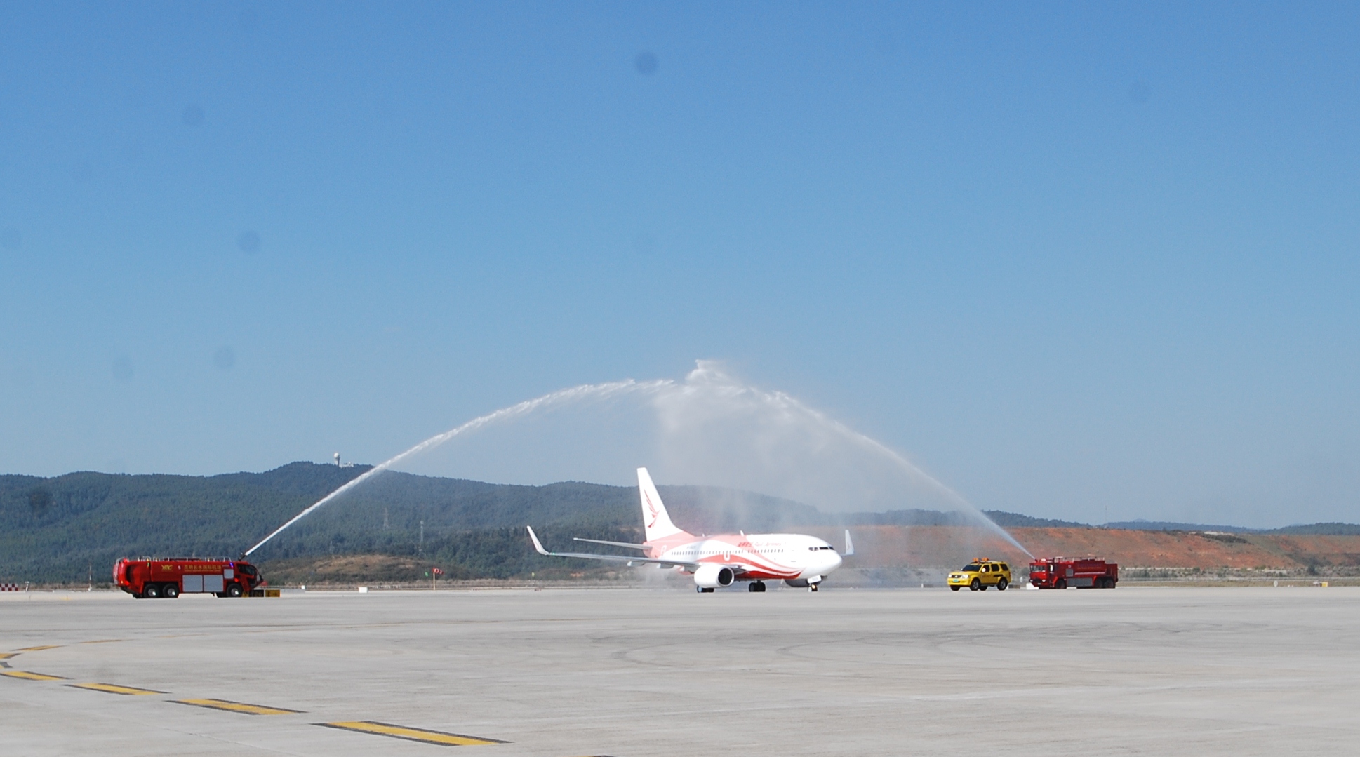 瑞丽航空接收首架波音直购737-700飞机